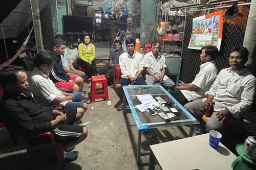 11 con bạc chui vào trong tiệm tạp hóa cá độ World Cup