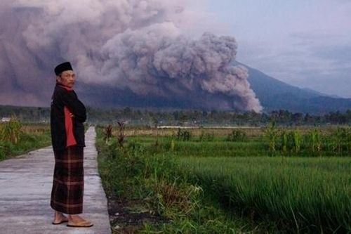Núi lửa cao nhất Java phun trào, Indonesia đưa ra mức cảnh báo cao nhất