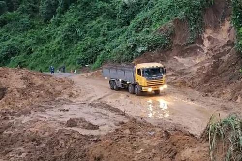 Thông xe một làn tại nơi sạt lở trên QL19C sau 36 giờ khắc phục sự cố