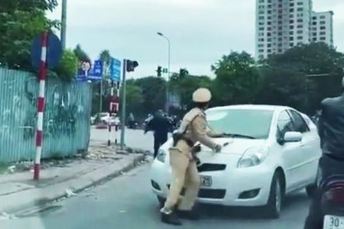 Nữ tài xế lao ôtô vào thiếu tá CSGT