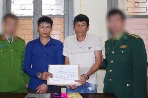 Vì 10 triệu tiền công, 2 anh em ruột 'cõng thuê' 12 bánh heroin và 6.000 viên ma túy
