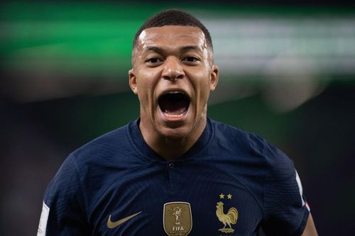 Cầu thủ Ba Lan: 'Phải đi xe máy mới cản được Mbappe'