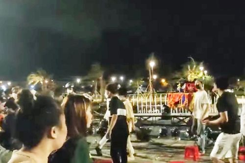 Hiện trường vụ sập sân khấu nhạc nước ở Bình Dương
