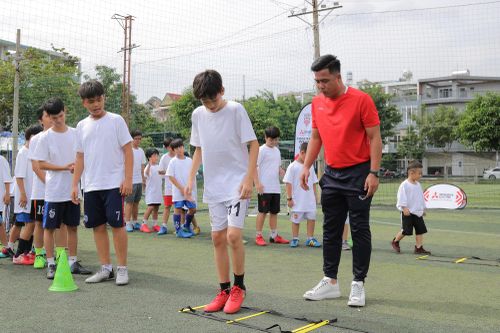 Danh thủ Việt Thắng, Minh Phương chơi bóng cùng các em nhỏ làng trẻ SOS