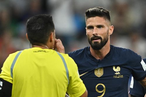 Giroud bị tước pha móc bóng thành bàn đẹp mắt