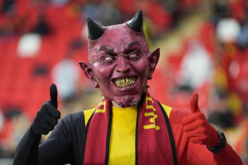 Trang phục sặc sỡ của cổ động viên tại World Cup 2022