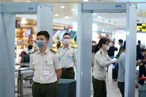 'Cầm nhầm' đồng hồ ở sân bay, người đàn ông đưa ngay cho vợ
