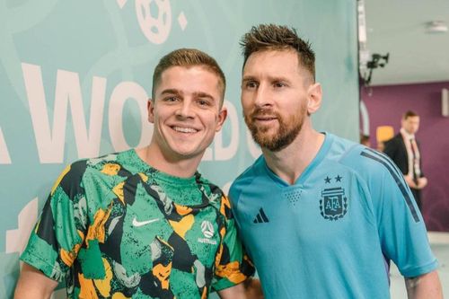 Tiền vệ Australia không đá phút nào vẫn đổi được áo với Messi