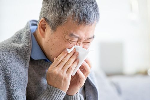Cách chăm sóc người lớn tuổi bị cảm lạnh