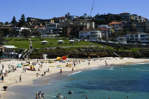 Người đàn ông Australia bị bắt vì chụp ảnh phụ nữ ngực trần