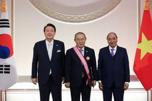 HLV Park Hang Seo nhận huân chương Heungin