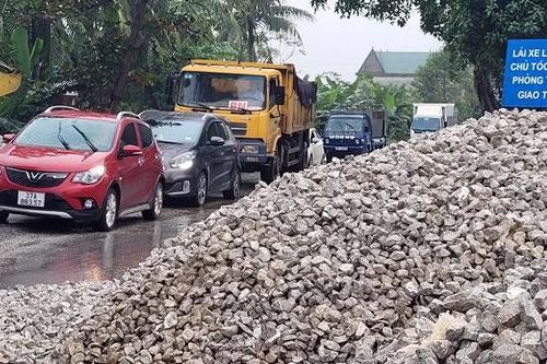Đường tránh Vinh 'thất thủ' vì vật liệu thi công chiếm hết lòng đường
