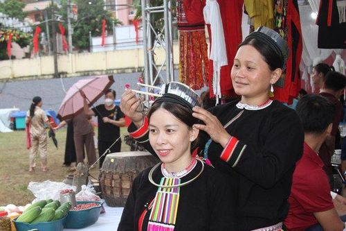 Rực rỡ sắc màu dân tộc Sán Chỉ