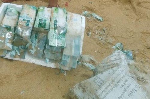 Phát hiện nhiều gói tinh thể màu trắng nghi ma túy trôi dạt vào bờ biển Quảng Ngãi