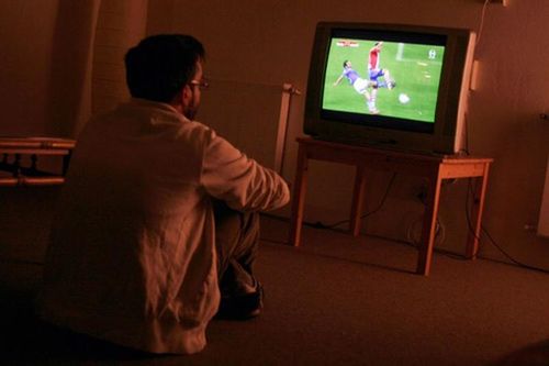 Thức đêm xem World Cup, chàng trai liệt luôn mặt