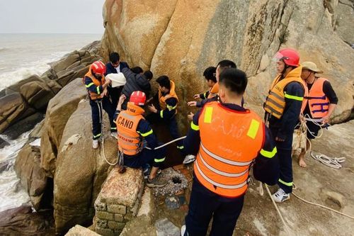 Thanh Hóa: Giải cứu người phụ nữ định nhảy xuống biển tự tử