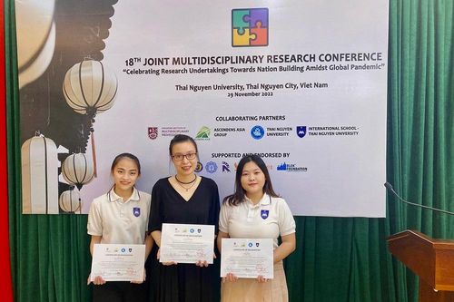 Nữ sinh dân tộc Mông vượt khó học giỏi