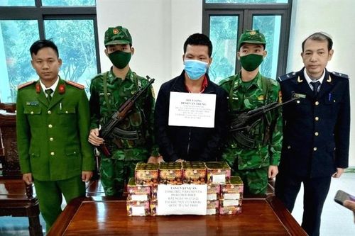 Bắt giữ đối tượng vận chuyển trái phép gần 20kg pháo hoa nổ từ Lào về Việt Nam