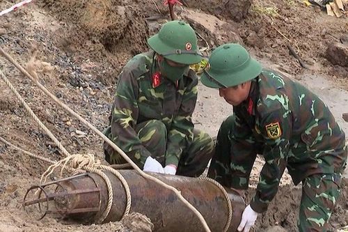 Di dời quả bom hơn 100kg dưới chân cầu Văn Lang