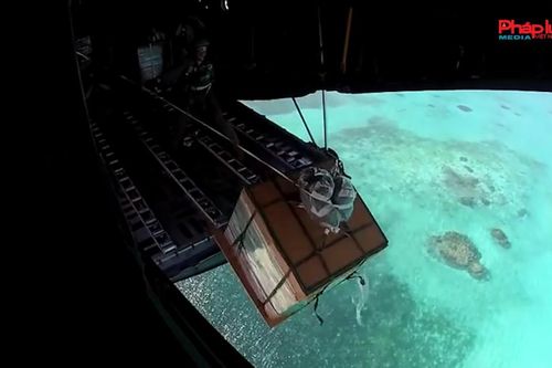 Hàn Quốc và Mỹ đồng hành thực hiện chiến dịch 'thả quà giáng sinh'