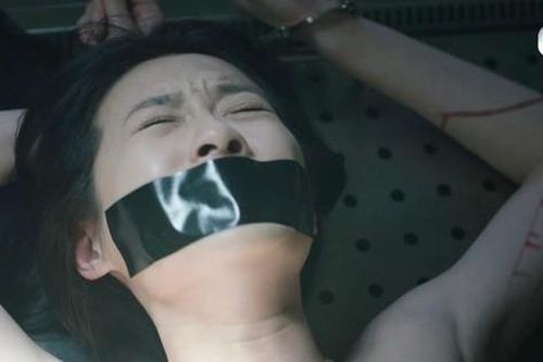 Nữ diễn viên khó chịu với cảnh quay người kiệm vải nằm trên bàn mổ