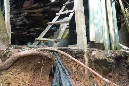 Bờ sông Bồ ở TT-Huế tan nát do mưa lũ, người dân sống trong sợ hãi