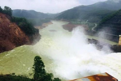 Mưa lớn diễn biến bất thường, 2 thủy điện ở TT-Huế nhận lệnh xả nước