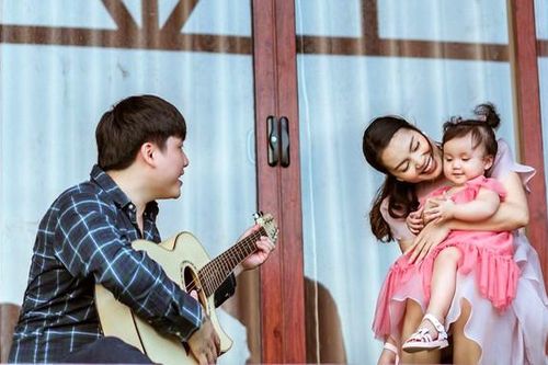 Con gái 3 tuổi của Nguyễn Ngọc Anh hát ca khúc mới cùng bố mẹ