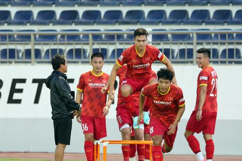 Tuyển Việt Nam hăng say tập luyện dù vắng thầy Park