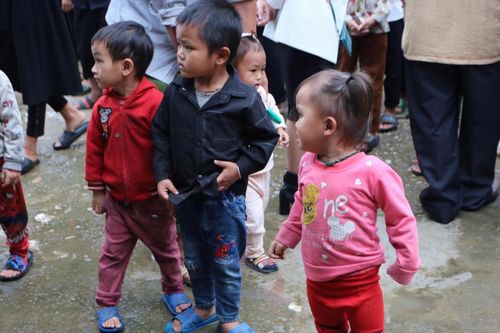 Đôi chân trần em bé vùng cao