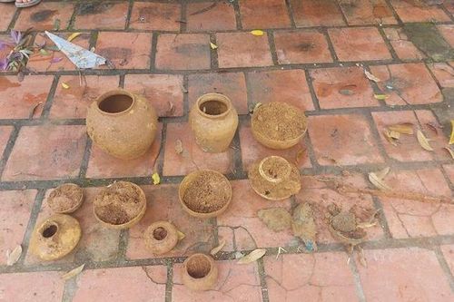 Thanh Hóa phát hiện hàng chục hiện vật nghi là đồ cổ khi xây trường