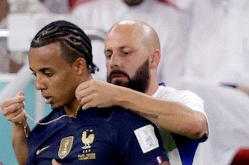 Hậu vệ ĐT Pháp vi phạm quy định FIFA nhưng không bị phạt