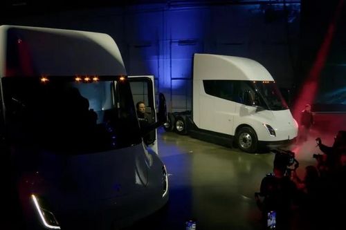 Những chiếc xe tải điện Tesla Semi đầu tiên được giao cho khách hàng