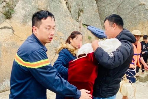 Một người phụ nữ định gieo mình xuống biển Sầm Sơn được giải cứu