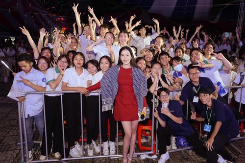 Hát tại trường đại học, Nam Em 'chơi lớn' đầu tư máy tính bảng cho khán giả song ca cùng mình