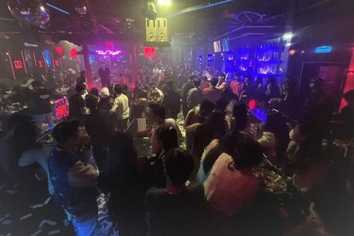 Hàng trăm dân chơi 'thác loạn' trong tiếng nhạc lớn tại quán bar