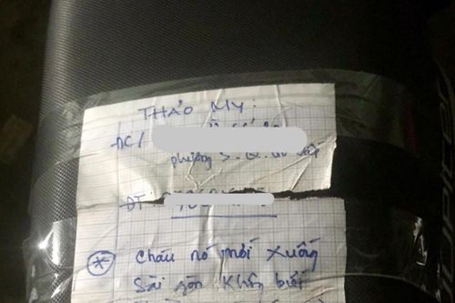Gửi xe xuống thành phố cho con gái đi học, cha viết mảnh giấy dặn dò tài xế khiến ai nấy cũng rưng rưng
