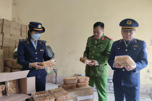 Lào Cai ngăn chặn xử lý gần 1.500 hộp mì tôm chiên ăn liền không rõ xuất xứ