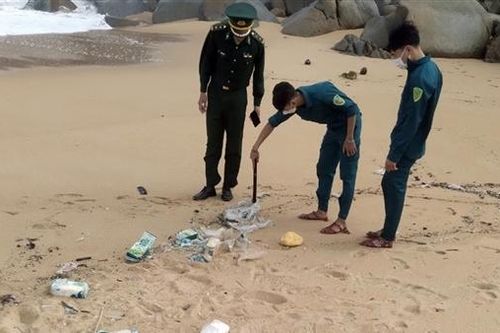 Quảng Ngãi phát hiện 20kg nghi ma túy trôi dạt vào bờ biển