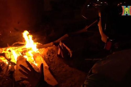 Người Hà Nội đốt lửa để sưởi ấm