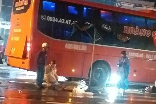 Va chạm với xe khách, hai vợ chồng phụ hồ ở Quảng Nam thiệt mạng thương tâm