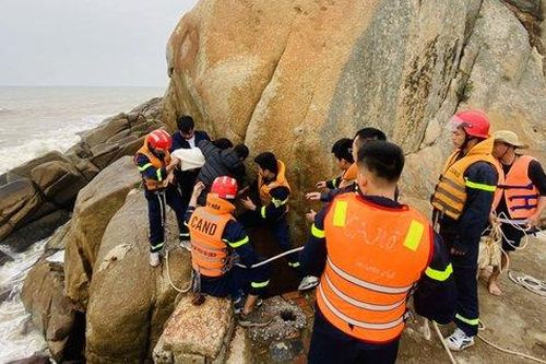 Cứu một phụ nữ say xỉn đứng trên mỏm đá định nhảy xuống biển tự tử