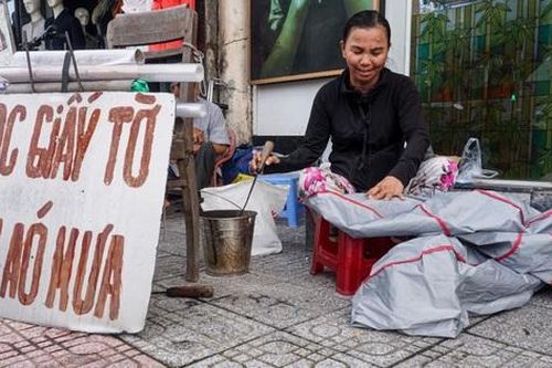 Kiếm tiền từ áo mưa rách, nghề 'lạ hoắc lạ huơ', một năm làm nửa mùa