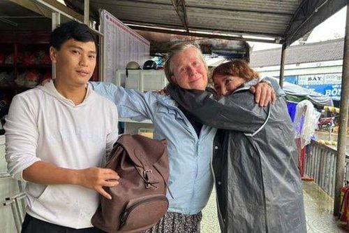 2 nữ du khách xúc động khi được tài xế taxi trả lại túi xách để quên