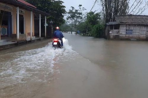 Mưa lớn kéo dài, vùng thấp trũng ở Thừa Thiên Huế bị ngập lụt
