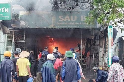 'Bà hỏa' thiêu rụi cửa hàng tạp hóa lúc sáng sớm