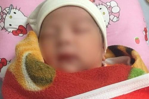 Bé gái bị bỏ rơi giữa trời đông giá rét