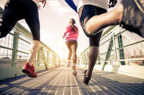 Chạy bộ, chống đẩy tại nhà để giảm cân đón Tết