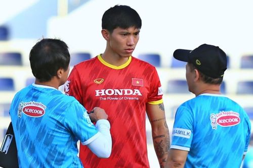 Văn Hậu đăm chiêu nghe giảng gần 5 phút