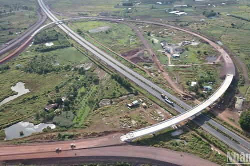Dự án cao tốc Phan Thiết-Dầu Giây còn ngổn ngang